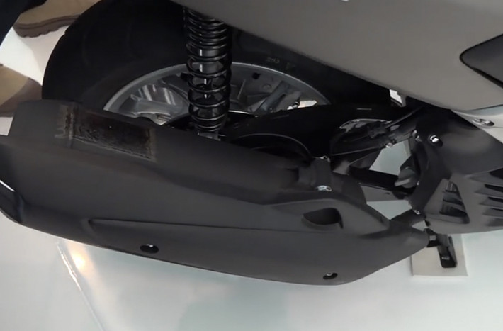 Phuộc sau và ống bô của NMax 150...