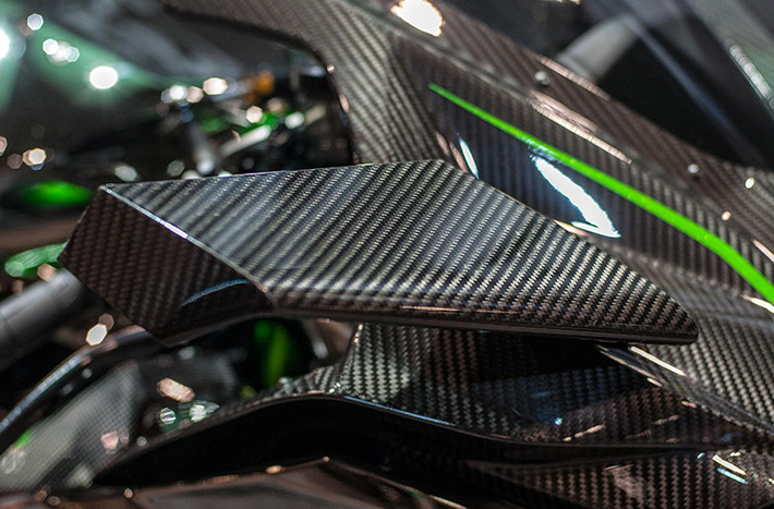 Các bộ phận làm từ carbon trên thân của H2R là một phần của thiết kế Kawasaki...