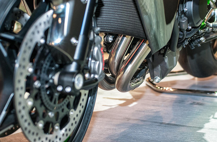 Ninja H2R được trang bị động cơ 4 xi-lanh thẳng hàng, siêu nạp, làm mát bằng chất lỏng, dung tích 998cc, sản sinh công suất tối đa lên đến 300 mã lực.