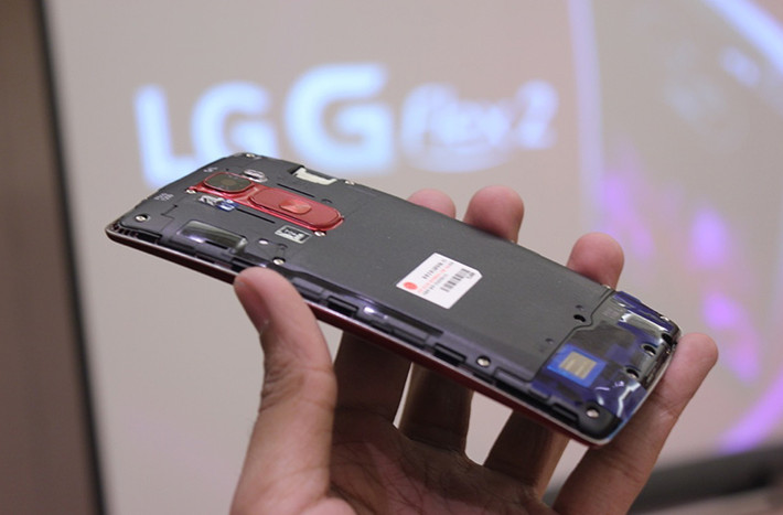 G Flex 2 chạy hệ điều hành Android 5.0 Lollipop cùng giao diện tùy biến của LG.