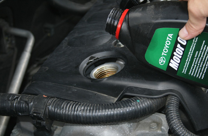 4. Thay dầu: Các chuyên gia khuyến nghị bạn nên thay dầu nhớt sau mỗi 5.000-8.000 km, hoặc 3-6 tháng. Nếu thực hiện đều đặn, chiếc xe của bạn sẽ không gặp hư hỏng gì cho đến 300.000 km. Nếu cảm thấy bộ lọc dầu không còn sạch, bạn có thể thay mới để nó không ảnh hưởng đến dầu vừa châm.