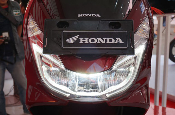 ...còn PCX sở hữu đèn pha trước sắc sảo.