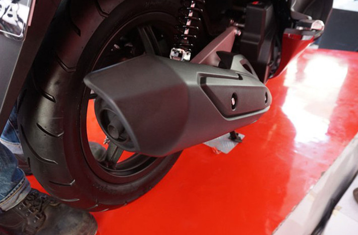 ...phuộc sau và ống bô của PCX 150.