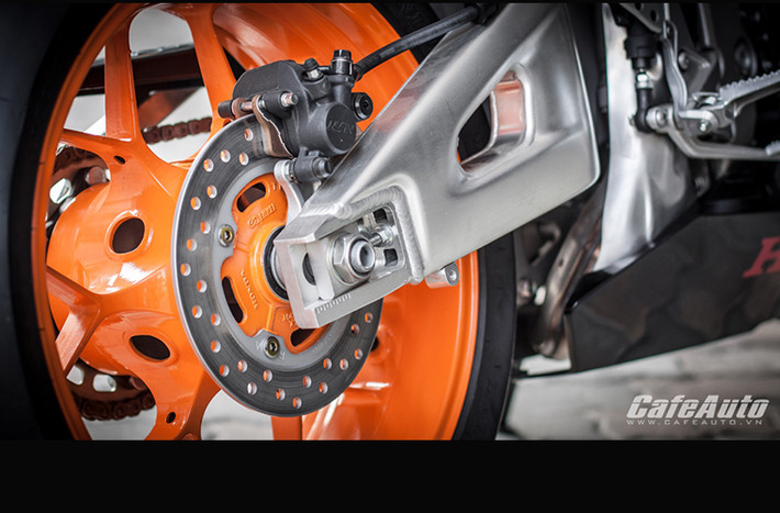 Nhằm giúp người lái cầm cương chiếc xe một cách an toàn, CBR600RR được trang bị cụm phanh đĩa đôi Tokico đường kính 310mm cho bánh trước và phanh đĩa đơn 210mm cho bánh sau, kết hợp hệ thống phanh điều khiển điện tử tích hợp C-ABS.