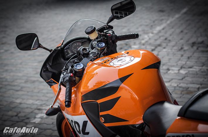 Hiện mẫu Honda CBR600RR 2014 được nhập khẩu nguyên chiếc về Hà Nội bởi Showroom Thưởng Motor 68 Lê Văn Lương cùng mức giá khoảng 25.000 USD.
