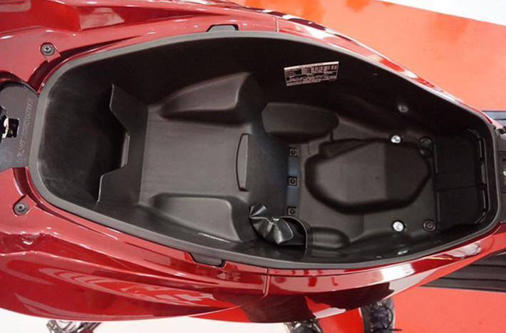 ...nhưng cốp của PCX 150 còn rộng hơn.
