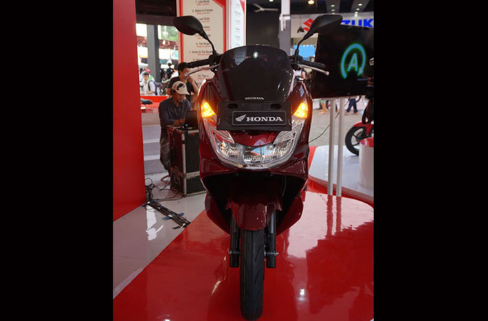 ...còn Honda thì ngược lại và PCX 150 không phải ngoại lệ.