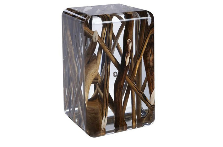Kisimi Ice Occasional table: Chiếc bàn dùng để trang trí nhà cửa này được làm từ kính thủy tinh và các nhánh cây trôi dạt.