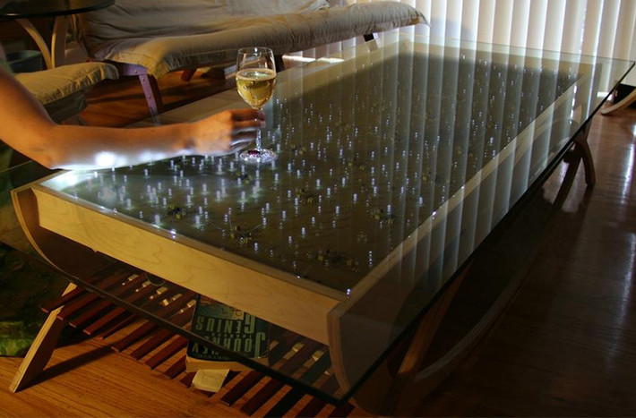 Ripple Interactive LED Coffee Table: Chiếc bàn uống cà phê có khả năng tương tác này sử dụng 480 bóng đèn siêu sáng và 24 cảm biến quang học hồng ngoại gần thụ động, có chức năng phản chiếu ánh sáng khi các đối tượng được đặt gần đầu bàn. Sản phẩm có giá 1500- 2100 USD.