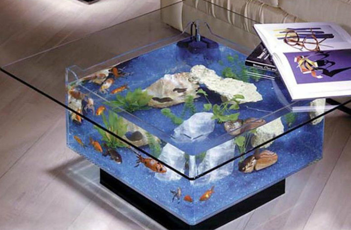 Aqua End Table Aquarium: Chiếc bàn "bể cá" này trông rất rực rỡ từ trên xuống dưới: mặt bàn kính vát dày 3/8 inch được chiếu sáng bằng đèn xuyên đến khối sỏi thủy tinh dưới đáy. Chiếc bàn hiện được bán trên Walmart với giá 624 USD.