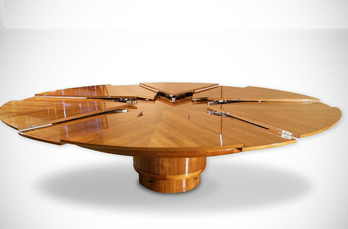 Fletcher Capstan Table: Chiếc bàn Capstan của David Fletcher có khả năng mở rộng bán kính mặt bàn tròn một cách thông minh với nhiều kích cỡ khác nhau. Việc thay đổi kích thước chiếc bàn được thực hiện một cách đơn giản nhờ các cơ cấu cơ khí thông minh thông qua các thao tác cơ học (xoay bằng tay) hay điện (bấm nút). Khi dùng xong, người dùng có thể đưa chiếc bàn về trạng thái ban đầu với kích thước gọn gàng.