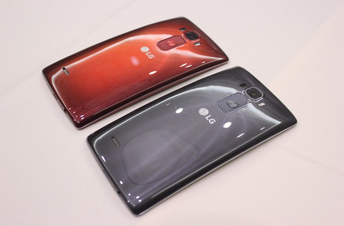 Tính năng tự hồi phục vết xước ở mặt sau G Flex đã được LG cải tiến trên G Flex 2. Thời gian "tự lành" được rút ngắn xuống chỉ 10 giây so với 3 phút của phiên bản tiền nhiệm.