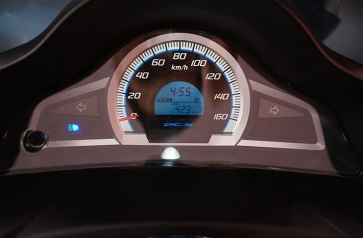 ...đồng hồ của PCX 150 to hơn.