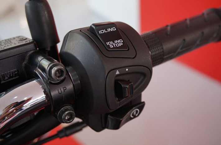 ...tay lái phải của PCX 150.