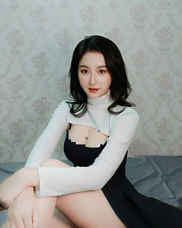 Triệu Vân là gương mặt mới nổi trên mạng xã hội. Cô nàng sở hữu dáng nuột, gương mặt khả ái với điểm nhấn là vùng sống mũi cao, đôi mắt to tròn cùng miệng cười duyên dáng.