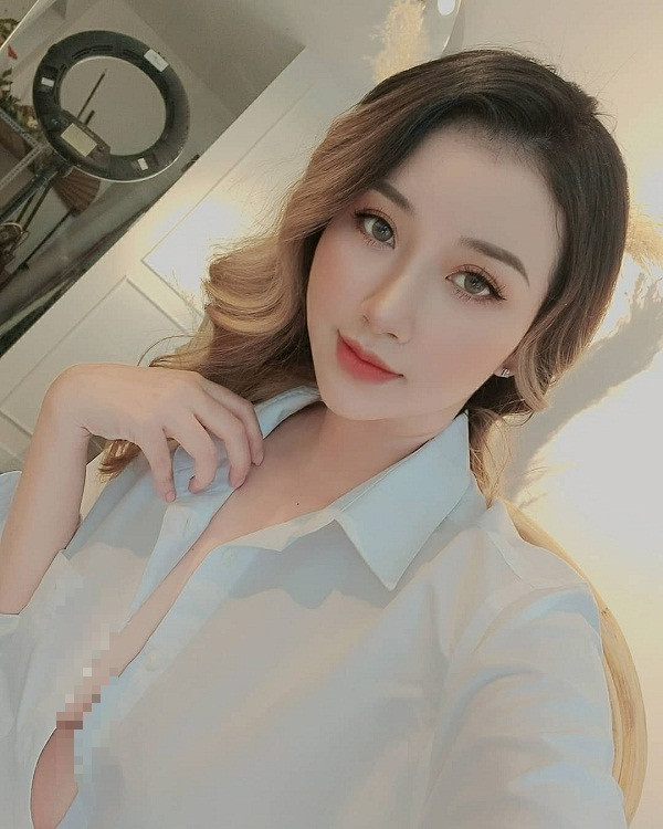 Ngoài những khoảnh khắc khoe dáng với bikini, hotgirl Sài thành thường xuyên lên sóng với những trang phục hở toang, khoe trọn vòng 1 căng mọng.