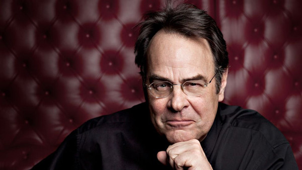 Dan Aykroyd. Anh là diễn viên, nhà sản xuất, nhạc sĩ và nhà làm phim nổi tiếng người Canada. Chia sẻ với Dailymail (2013), Dan thừa nhận mình mắc hội chứng tự kỷ chức năng cao (hội chứng Asperger) từ nhỏ.