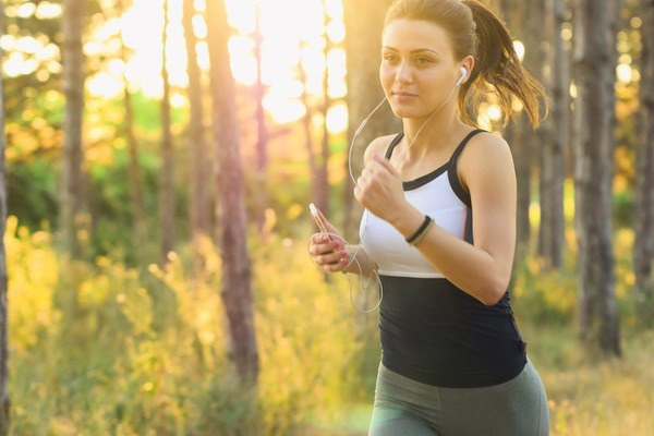 Thêm bài tập aerobic bao gồm các hoạt động như đi bộ, bơi lội và đi xe đạp, sẽ làm tăng hiệu quả giảm mỡ bụng. Tiếp tục tập thể dục sau khi bạn giảm cân sẽ giúp bạn giữ dáng.