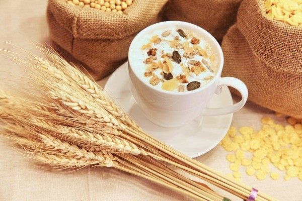 Thay vì ngũ cốc tinh chế, ăn ít hơn 50 gram một ngày ngũ cốc nguyên hạt. Có hàng trăm ngũ cốc nguyên hạt là nguồn protein thực vật tuyệt vời.