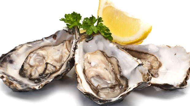 1. Hàu Hàu có thể đánh bại tất cả các loại thực phẩm khác về thành phần kẽm. Kẽm đóng vai trò quan trọng trong hoạt động của enzyme và tổng hợp protein và là chìa khóa cho sức khỏe miễn dịch. Các nghiên cứu cũng cho thấy mối liên hệ giữa việc thiếu kẽm và giảm testosterone.
