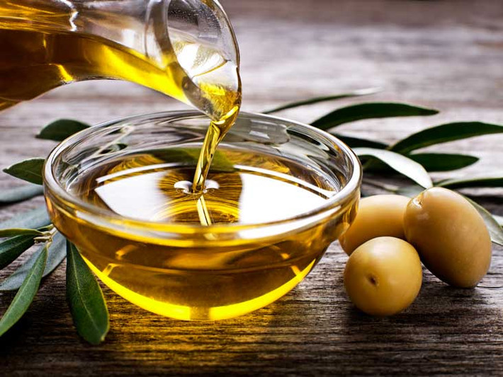 Chỉ mua dầu ô liu nguyên chất và có date mới. Những loại dầu cận date, để quá lâu sẽ mất đi một số lợi ích. Dầu ôliu nguyên chất nên được sử dụng để nấu ăn ở nhiệt độ thấp hoặc trộn salad. Ở nhiệt độ cao, các hợp chất có lợi sẽ phân hủy.