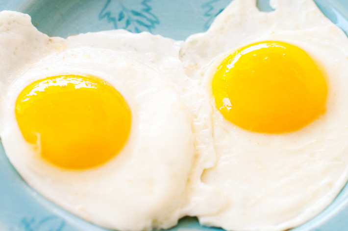 Trứng cũng có “giá trị sinh học” cao nhất, hơn bất kỳ nguồn protein nào. Cơ thể của bạn có thể hấp thu nhiều protein hơn để có lợi ích xây dựng cơ bắp tốt hơn.