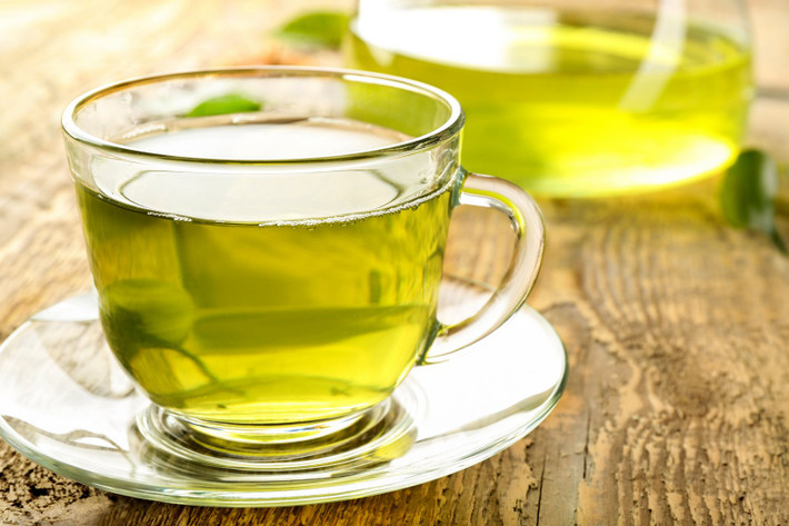 Trà xanh có chứa nhiều chất chống oxy hóa, có thể bảo vệ chống lại các gốc tự do, hạn chế những thiệt hại chúng có thể gây ra cho làn da. Đặc biệt, chất chống oxy hóa polyphenols còn giúp bảo vệ collagen, protein chính trong cấu trúc da. Điều này giúp làm giảm một số dấu hiệu lão hóa da
