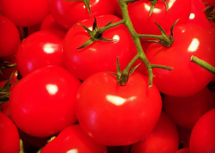 Cà chua cung cấp hàm lượng lycopene cao, cũng có thể bảo vệ làn da của bạn tránh khỏi các tia gây hại của mặt trời. Nghiên cứu cho thấy những phụ nữ ăn hỗn hợp các loại thực phẩm giàu lycopene và các chất chống oxy hóa thực vật khác có thể giảm độ sâu nếp nhăn sau 15 tuần.