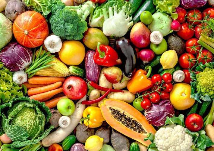 Nhiều loại rau có hàm lượng carotenoid cao như beta carotene, có thể bảo vệ chống lại bức xạ mặt trời và các gốc tự do, là hai yếu tố dẫn đến lão hóa da. Một số nguồn beta carotene tốt nhất là cà rốt, bí ngô và khoai lang.