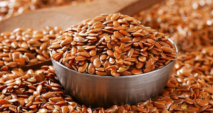 Hạt lanh là một nguồn axit béo omega-3 ALA tuyệt vời, giúp bảo vệ làn da khỏi bức xạ mặt trời và có thể làm giảm các tổn thương da liên quan đến ánh nắng mặt trời.