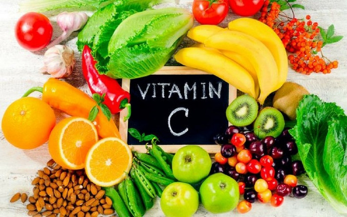 Những loại rau giàu vitamin C, thành phần quan trọng cho sản xuất collagen và có tác dụng chống oxy hóa mạnh. Các nghiên cứu cho thấy những người ăn nhiều rau xanh và vàng có ít nếp nhăn hơn.