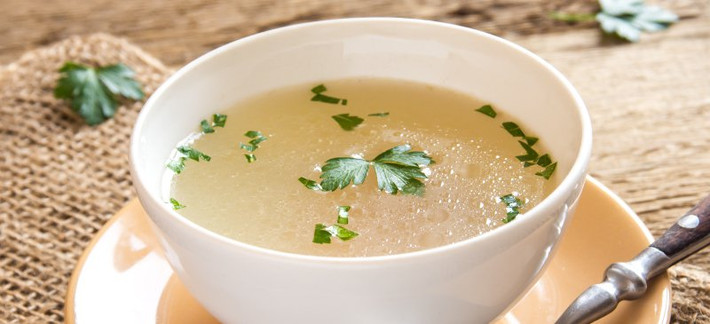 Nước dùng ninh từ xương, thịt, thịt gia cầm hoặc cá có thể giải phóng khoáng chất và các thành phần có lợi khác. Một trong những thành phần này là collagen, có thể giúp giảm các dấu hiệu lão hóa. Khi nấu chín, collagen phân hủy thành gelatin, giàu axit amin glycine, proline và hydroxyproline. Cơ thể của bạn có thể hấp thụ các axit amin này và sử dụng chúng để hình thành collagen mới trong da.