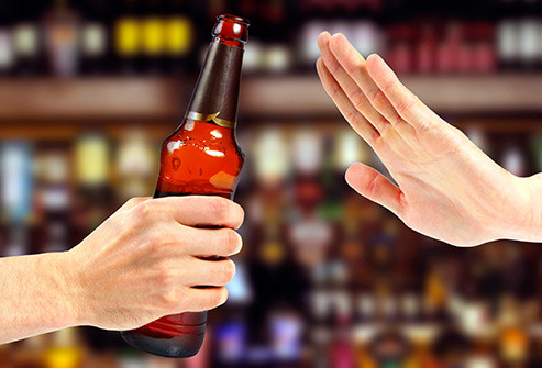 Không rượu bia Khi bạn mắc bệnh gan nhiễm mỡ có cồn, điều quan trọng nhất cần làm là ngừng uống rượu. Bỏ rượu bia có thể không dễ dàng gì, nhưng lợi ích rất lớn - bạn có thể hoàn toàn đảo ngược tình trạng bệnh. Việc cắt bỏ rượu cũng có thể giúp ích cho bệnh gan nhiễm mỡ không do rượu.