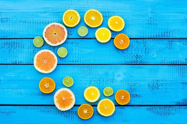 Thực phẩm có tính axitNgay cả trái cây lành mạnh cũng có thể ảnh hưởng đến men răng. Các axit từ trái cây họ cam quýt tạo ra môi trường có tính axit có thể làm yếu men răng và làm cho nó dễ bị nhuộm màu.