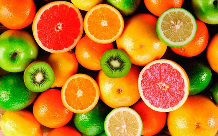 1. Trái cây có múi Vitamin C giúp xây dựng hệ miễn dịch của bạn, nhờ làm tăng sản xuất bạch cầu, là chìa khóa để chống lại nhiễm trùng. Bởi vì cơ thể chúng ta không sản xuất hoặc lưu trữ vitamin C vì vậy cần bổ sung hàng ngày. Hầu như tất cả các loại trái cây họ cam quýt đều giàu vitamin C.