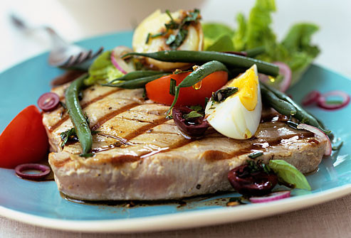 Chế độ ăn uống lành mạnh Chế độ ăn uống thiếu chất dinh dưỡng cần thiết có thể làm tổn thương khả năng tập trung, ăn quá ít calo có thể dẫn đến những cơn đói. Nhưng ăn quá nhiều lại có thể khiến bạn cảm thấy mệt mỏi, và ảnh hưởng đến sự tập trung. Điều bạn cần là một chế độ dinh dưỡng lành mạnh, vừa đủ về chất và lượng.