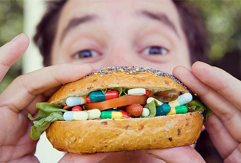 Vitamin, khoáng chất và chất bổ sung Mặc dù các chất bổ sung như vitamin B, C, E, beta-carotene, và magiê hứa hẹn tăng cường hoạt động não, nhưng thực sự chất bổ sung chỉ hữu ích cho những người có chế độ ăn thiếu chất đó. Bạn cũng nên thận trọng khi dùng nhân sâm, ginkgo hay thảo mộc bởi vẫn cần thêm bằng chứng khoa học chứng mình tác động của những chất này lên não bộ.