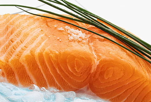 Cá - thực phẩm đặc biệt cho não Cá, đặc biệt là cá béo, giàu axit béo omega-3 là chìa khóa cho sức khỏe não bộ. Những chất béo lành mạnh này có sức mạnh tuyệt vời hỗ trợ não bộ khỏe mạnh. Chế độ ăn uống giàu omega-3 có thể giảm nguy cơ sa sút trí tuệ và đột quỵ và làm chậm sự suy giảm tinh thần. Ngoài ra, chúng cũng đóng vai trò quan trọng trong việc tăng cường trí nhớ.