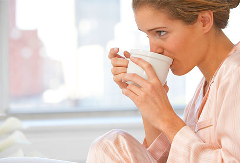 Caffeine giúp tỉnh táo Caffeine, một chất có trong cà phê, sô cô la, đồ uống năng lượng, và một số loại thuốc, có thể tiếp thêm sinh lực cho bạn và giúp bạn tập trung, mang đến cho bạn sự tỉnh táo. Tuy nhiên hiệu quả chỉ trong thời gian ngắn và việc lạm dụng caffeine có thể khiến bạn mệt mỏi, khó chịu.