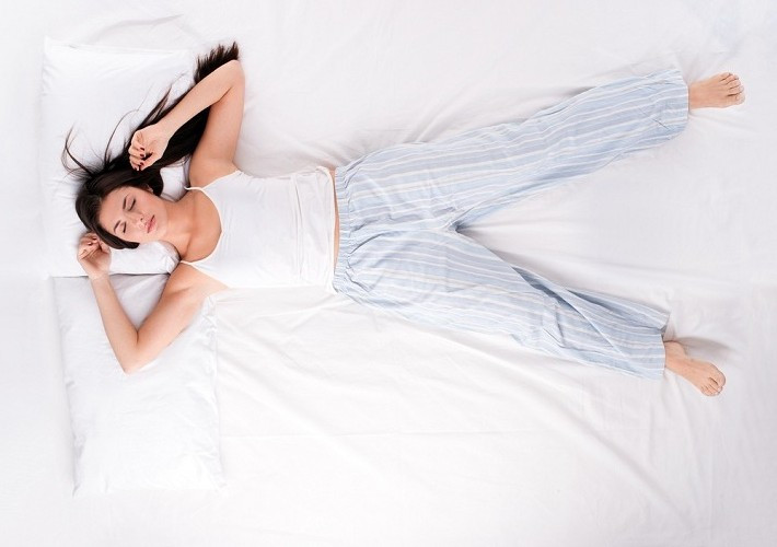 Tư thế sao biển Bạn nằm ngửa thoải mái nhưng chân tay dang ra hoặc cánh tay cong lên ở hai bên đầu. Giống như tư thế người lính, tư thế này có thể giúp hạn chế trào ngược axit, nhưng nó cũng làm cho bạn có nhiều khả năng ngáy và có thể làm trầm trọng thêm chứng ngưng thở khi ngủ.