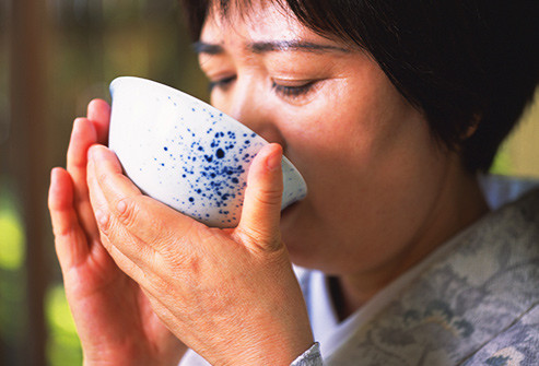 Khi yếu bụng, nếu bạn không thể ăn thức ăn rắn thì đừng cố ăn. Những thứ như đồ uống thể thao, nước dùng canh súp, hoặc nước dừa có các khoáng chất bạn cần như kali, canxi và natri (muối).