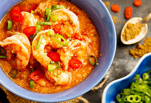 Không ăn: Đồ ăn cay Hệ thống tiêu hóa của bạn có thể phải làm việc chăm chỉ hơn để tiêu hóa đồ ăn cay và điều đó có thể làm cho tình trạng đau bụng trở nên tồi tệ hơn. Ăn những thứ nhạt nhẽo thôi cho đến khi bạn cảm thấy tốt hơn.