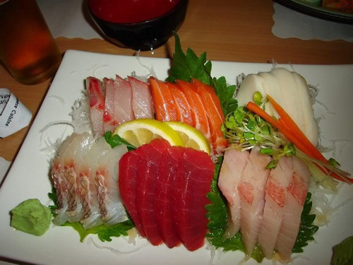 Sashimi là vua của các món ngon Nhật Bản lạnh, lưu giữ được trọn vẹn sự tươi ngon của hải sản. Vào mùa hè, thưởng thức sashimi thực sự là điều tuyệt vời khi ngồi thưởng thức những miếng cá, mực tươi sống mát lạnh xua tan cái nóng bức. Người Nhật thường một số hải sản làm sashimi như: cá hồi, cá ngừ, cá thu, cá saba, cá nóc, mực, bạch tuộc, tôm biển. Ảnh: amthuc365