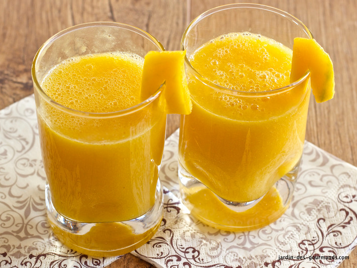 Da trắng hồng với sinh tố xoài + bưởi + sữa chua. Xoài chứa nhiều vitamin A kết hợp với sinh tố C của bưởi sẽ là thức uống lý tưởng cho sắc đẹp. Xoài chín bỏ vỏ, bỏ hột cho vào máy xay sinh tố cùng bưởi đã tách múi. Bạn có thể cho thêm mật ong, chanh và sữa chua vào xay cùng hai loại trái cây này.
