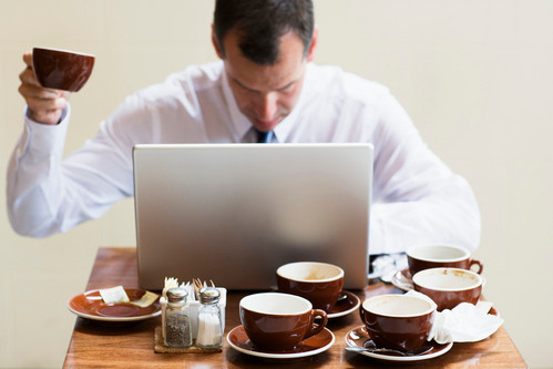 Uống nhiều cà phê. Tiêu thụ quá nhiều caffein kích thích sự tiết cortisol, hay còn được gọi là hormon căng thẳng. Hormon này gây ra mong muốn tiếp nạp năng lượng, đặc biệt là các loại thức ăn ngọt hoặc mặn tùy vào từng người. Do đó, nếu bạn muốn giảm cân thì đừng nên uống cà phê có chừng mực. Ảnh: comprendrechoisir.com.