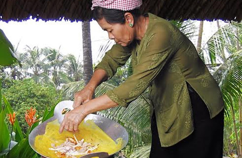 Bánh xèo Mười Xiềm có lẽ là quán bánh xèo nổi tiếng nhất ở Cần Thơ. Quán bà Mười nằm bên vệ đường, quán lá ọp ẹp như tất cả những chòi lá miền quê sông nước khác. Ấy vậy mà bánh xèo của bà lại rất tuyệt. Ngoài những nguyên liệu truyền thống như giá, tôm tươi, thịt, hành, bánh xèo bà Mười còn có thêm củ sắn, đậu xanh nguyên hạt, ăn vào nghe bùi bùi, thơm thơm, lạ miệng. Ảnh: doanhnhansaigon