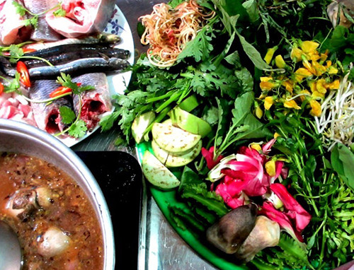 Lẩu mắm là món ăn phổ biến ở miền Tây Nam Bộ nói chung và mảnh đất Cần Thơ quê hương kình ngư Ánh Viên nói riêng. Món lẩu được nấu bằng mắm sặc. Lẩu mắm càng nhiều rau càng ngon. Rau muống, bông súng, so đũa tím, bông bí, đậu rồng , bông chuối, rau rút, bông điển điển... là những loại rau đặc trưng mùa nước nổi góp mặt trong nồi lẩu mắm nơi đây. Ảnh: canthotv