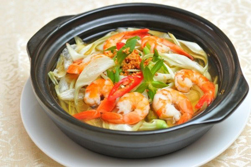 Canh chua bông so đũa. Bông so đũa ngòn ngọt, nhưng trong nhụy lại có vị nhân nhẫn đăng đắng, ăn tạo ra một vị đắng ngọt quyện vào nhau, rất lạ miệng và rất ngon. Có rất nhiều kiểu nấu canh chua bông so đũa. Có thể là cá rô đồng, có khi là con cá lóc béo ngậy, có lúc lại là cá kèo, hoặc tôm đất. Ảnh: thegioinoitro