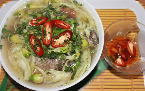 Vị ngọt của tôm, các kết hợp vị chua của cà chua, me, chút giá đậu bắp, quyện với vị tươi ngon thanh mát của loại bông trắng dung dị đồng quê tạo nên một món canh vừa đậm đà, vừa thanh mát. Món canh ăn cùng cơm trắng và cá kho tộ. Ảnh: vanhoamientay