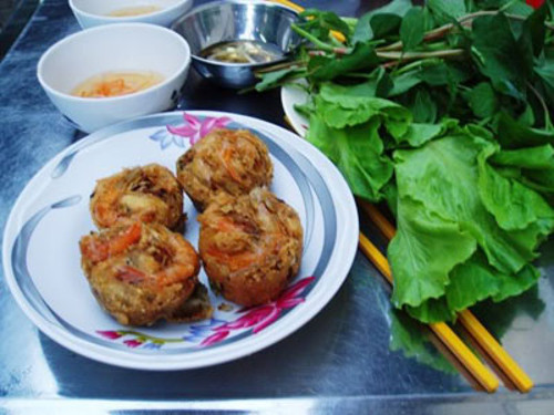 Bánh Cóng là thứ quà vặt được người dân Cần Thơ ăn vào buổi chiều hay tối, từ khoảng 16, 17h trở đi. Món này có nguyên liệu và cách làm nôm na như bánh khọt nhưng dày và lớp nhân phóng khoáng hơn. Nhân bánh trộn từ bột đậu xanh với củ sắn, thịt băm. Ảnh: mekongdeltaexplorer